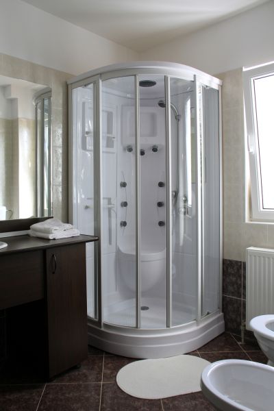 Alexandria Shower Installation